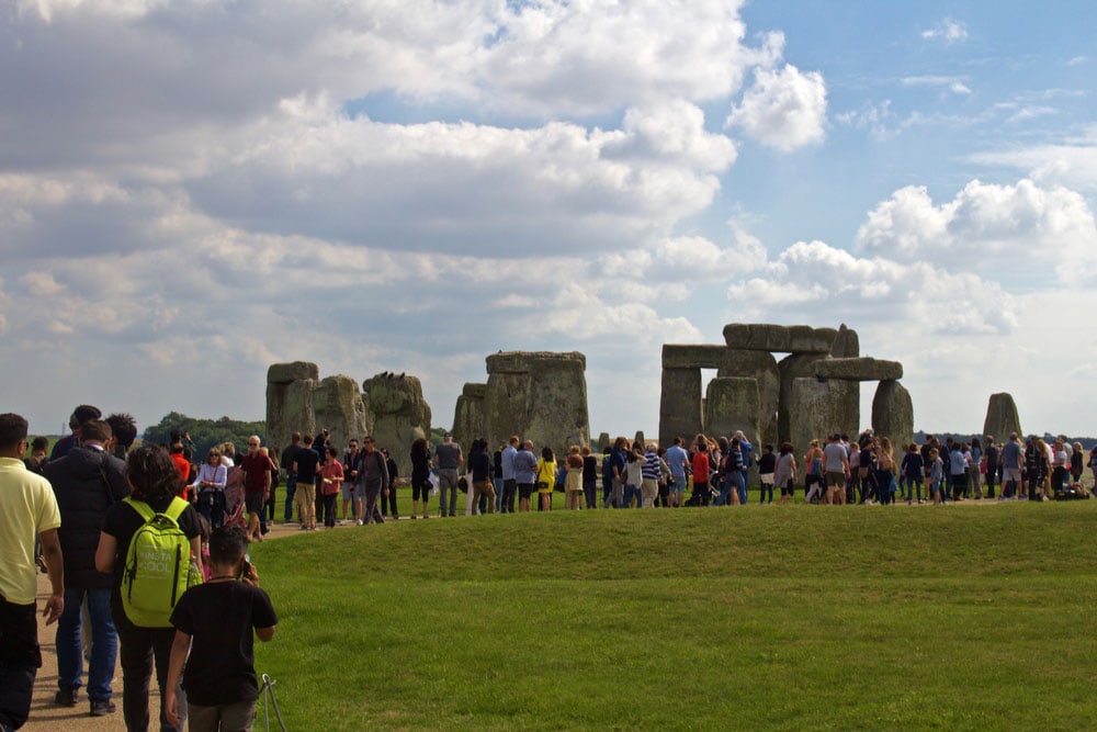 This image has an empty alt attribute; its file name is london-travel-guide-best-day-trips-stonehenge.jpg