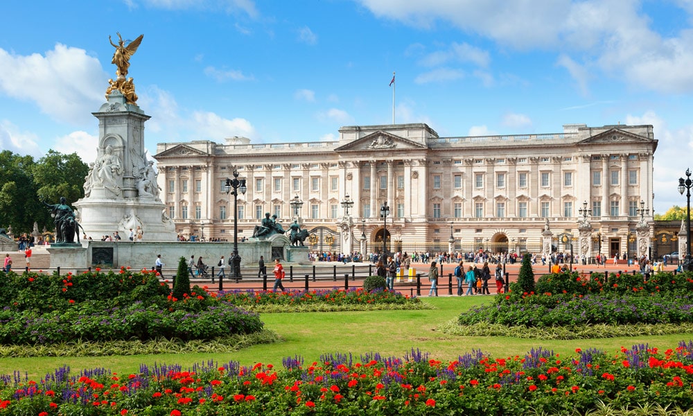 This image has an empty alt attribute; its file name is london-travel-guide-buckingham-palace.jpg